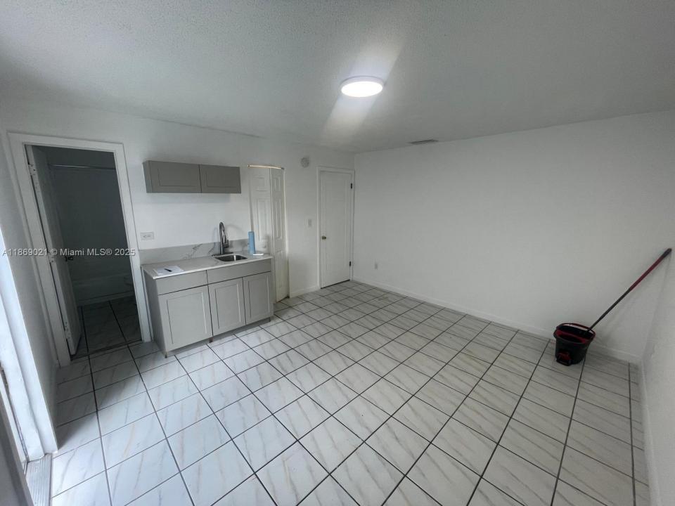 1717 NW 16th St B, Miami, Florida 33125