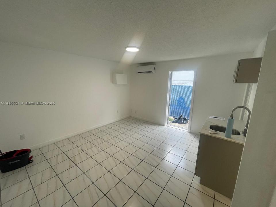 1717 NW 16th St B, Miami, Florida 33125