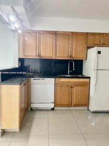 310 SW 10th Ter, Hallandale Beach, Florida 33009, USA