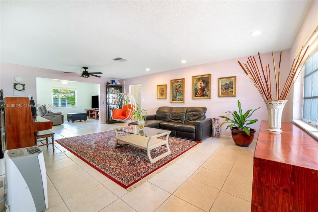 1441 W Campanelli Dr, Plantation, Florida 33322