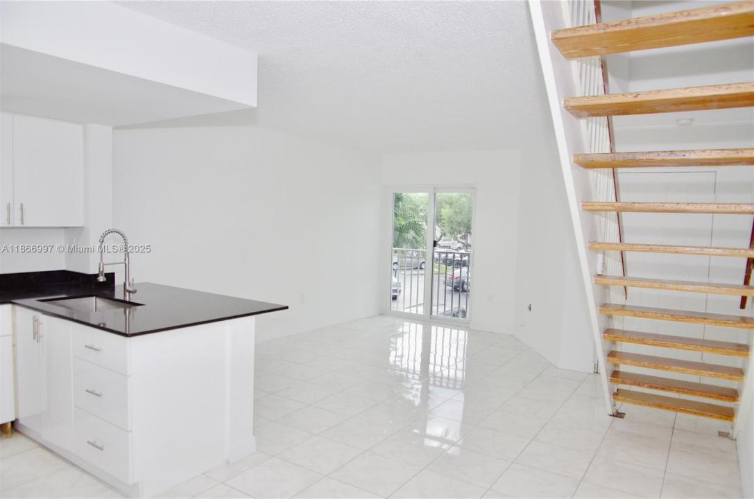 8660 NW 6th Ln 5-206, Miami, Florida 33126, Amerika Birleşik Devletleri