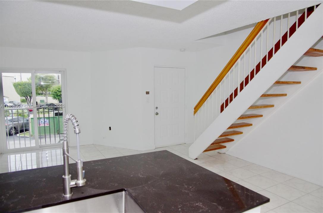 8660 NW 6th Ln 5-206, Miami, Florida 33126, Amerika Birleşik Devletleri