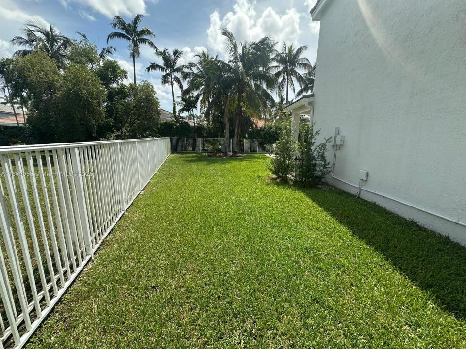 1063 Sunflower Cir, Weston, Florida 33327