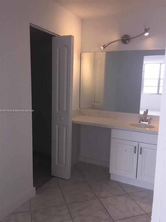 2025 NE 164th St 516, North Miami Beach, 플로리다 33162, 미국