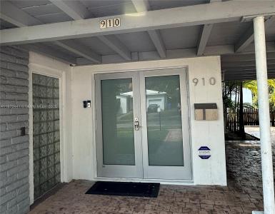 910 NE 81st St F, Miami, Florida 33138, USA