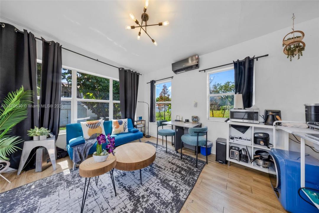 910 NE 81st St R, Miami, Florida 33138, Estados Unidos