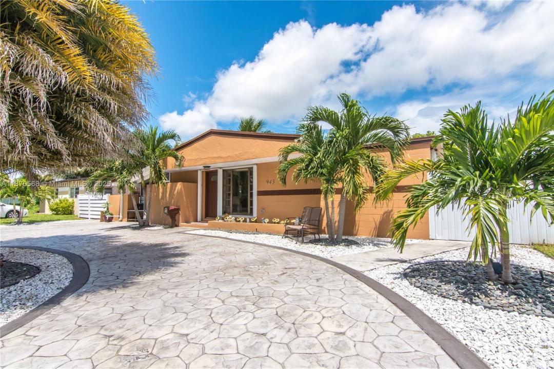 943 W 64th Pl, Hialeah, Florida 33012, USA