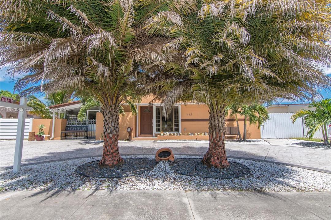 943 W 64th Pl, Hialeah, Florida 33012, USA