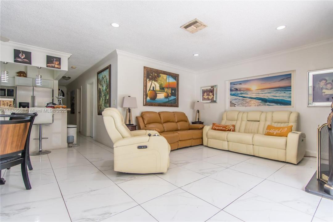 943 W 64th Pl, Hialeah, Florida 33012, USA