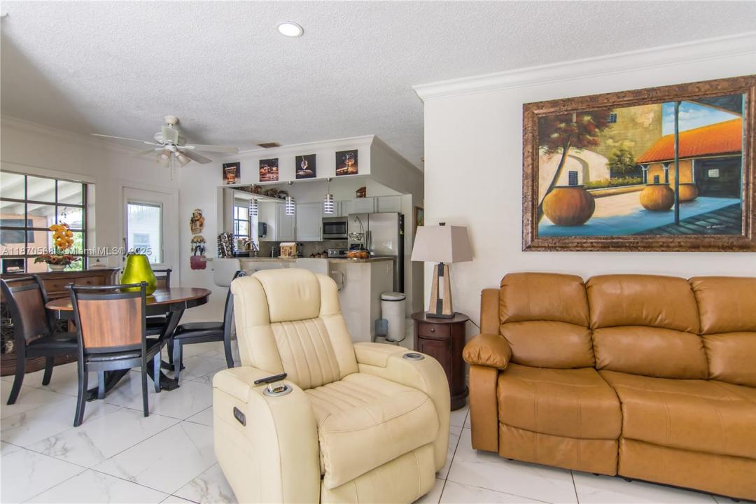 943 W 64th Pl, Hialeah, Florida 33012, USA