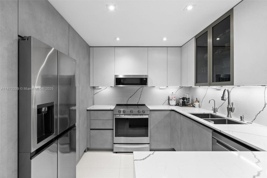 9801 Collins Ave 19J, Bal Harbour, Floryda 33154, USA