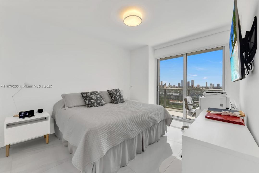 16385 Biscayne Blvd 1819, North Miami Beach, فلوريدا 33160, الولايات المتحدة