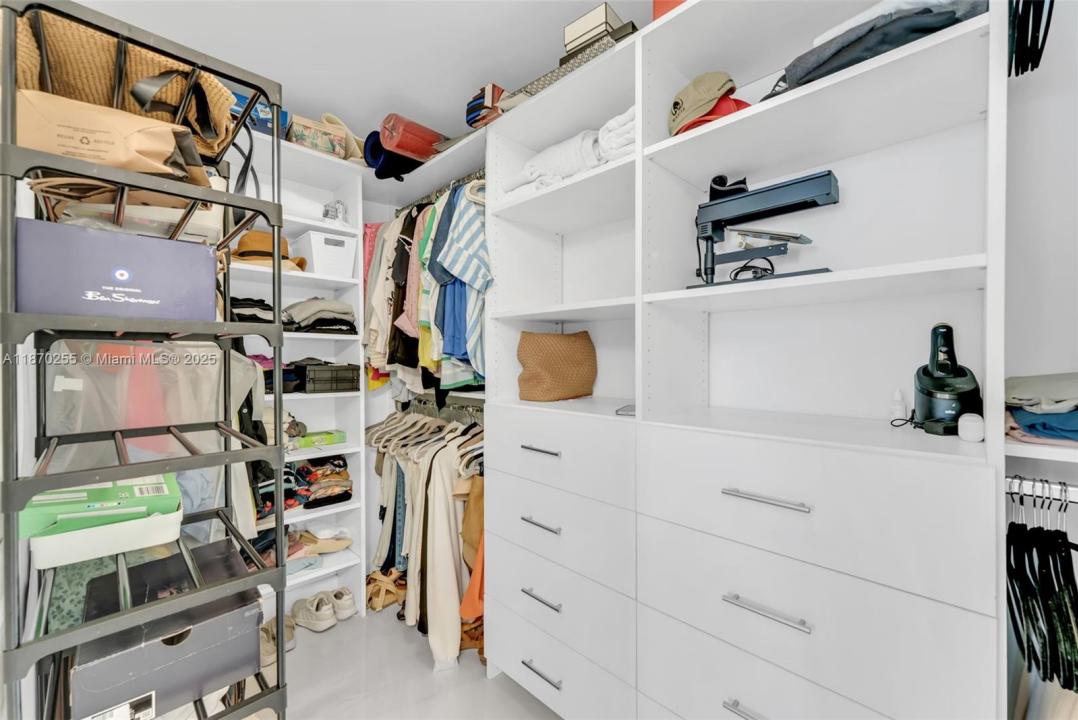 16385 Biscayne Blvd 1819, North Miami Beach, فلوريدا 33160, الولايات المتحدة