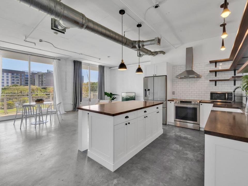 444 NE 30th St 402, Miami, Флорида 33137, Соединенные Штаты