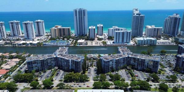 1000 Parkview Dr 825, Hallandale Beach, Florida 33009, USA