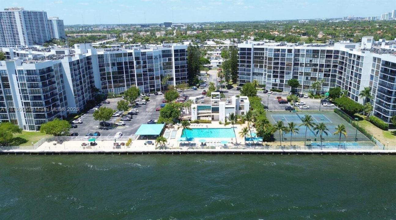 1000 Parkview Dr 825, Hallandale Beach, Florida 33009