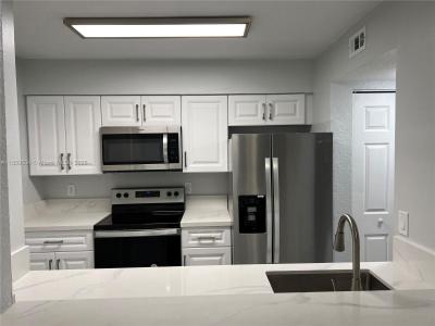 2871 N Oakland Forest Dr 102, Oakland Park, Florida 33309, USA