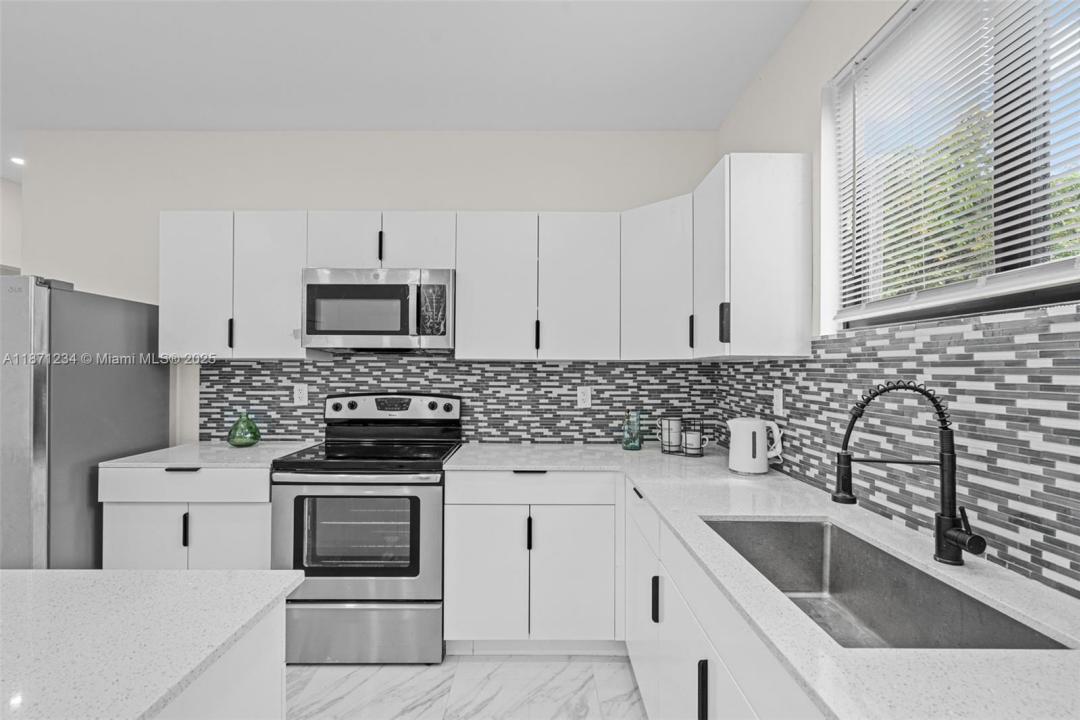 742 NW 70th St 2, Miami, Florida 33150, USA