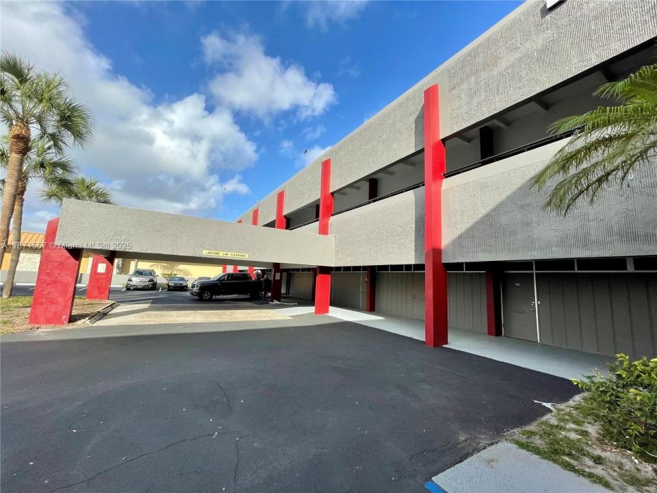 5975 W Sunrise Blvd, Sunrise, Florida 33313
