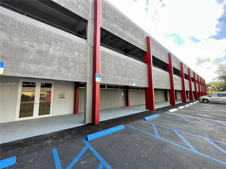 5975 W Sunrise Blvd, Sunrise, Florida 33313