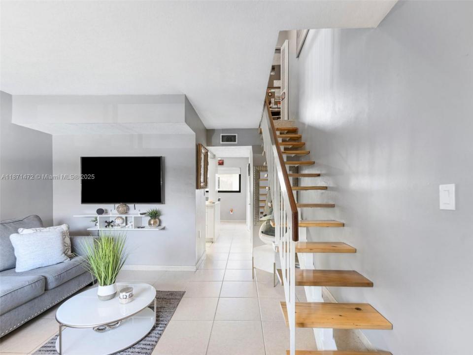 2306 W 53rd St 203, Hialeah, Florida 33016
