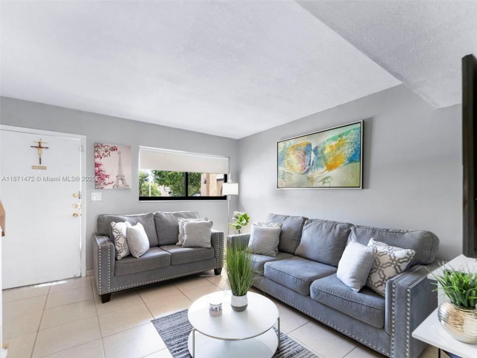 2306 W 53rd St 203, Hialeah, Florida 33016
