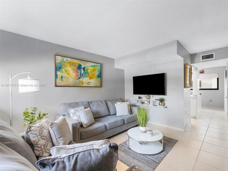 2306 W 53rd St 203, Hialeah, Florida 33016