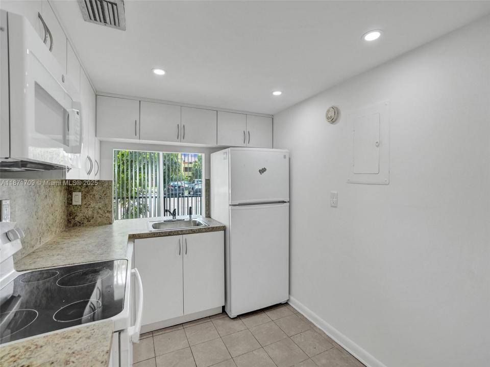 9401 SW 4th St 114, Miami, Floryda 33174, USA