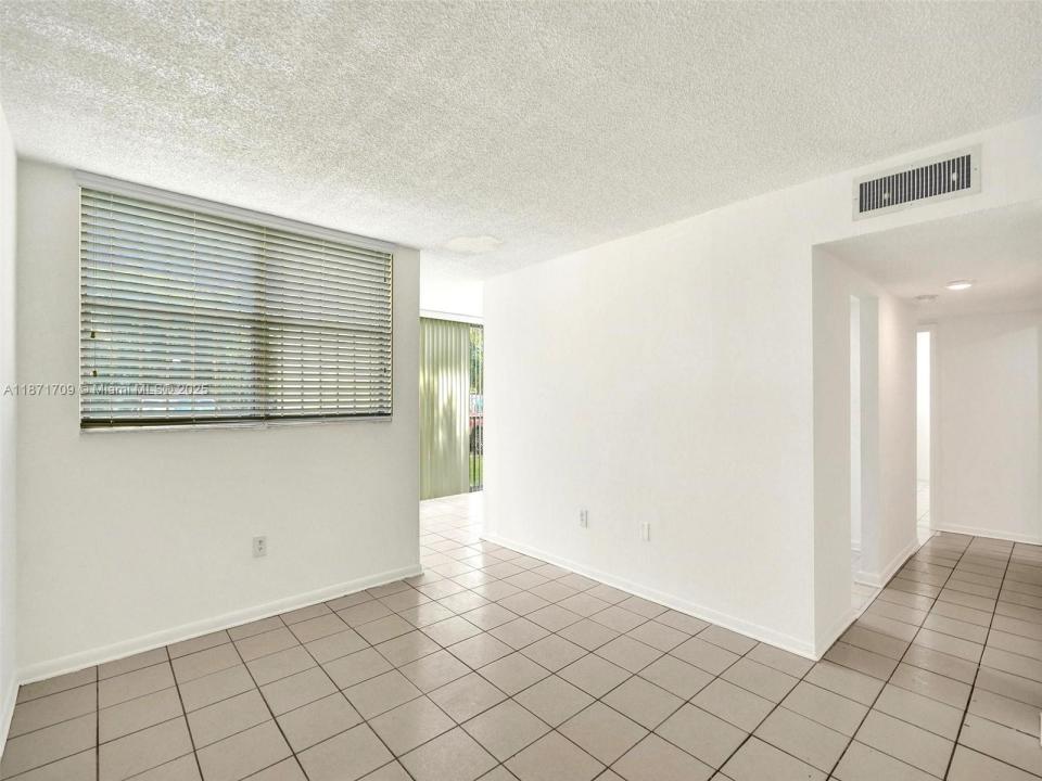 9401 SW 4th St 114, Miami, Floryda 33174, USA