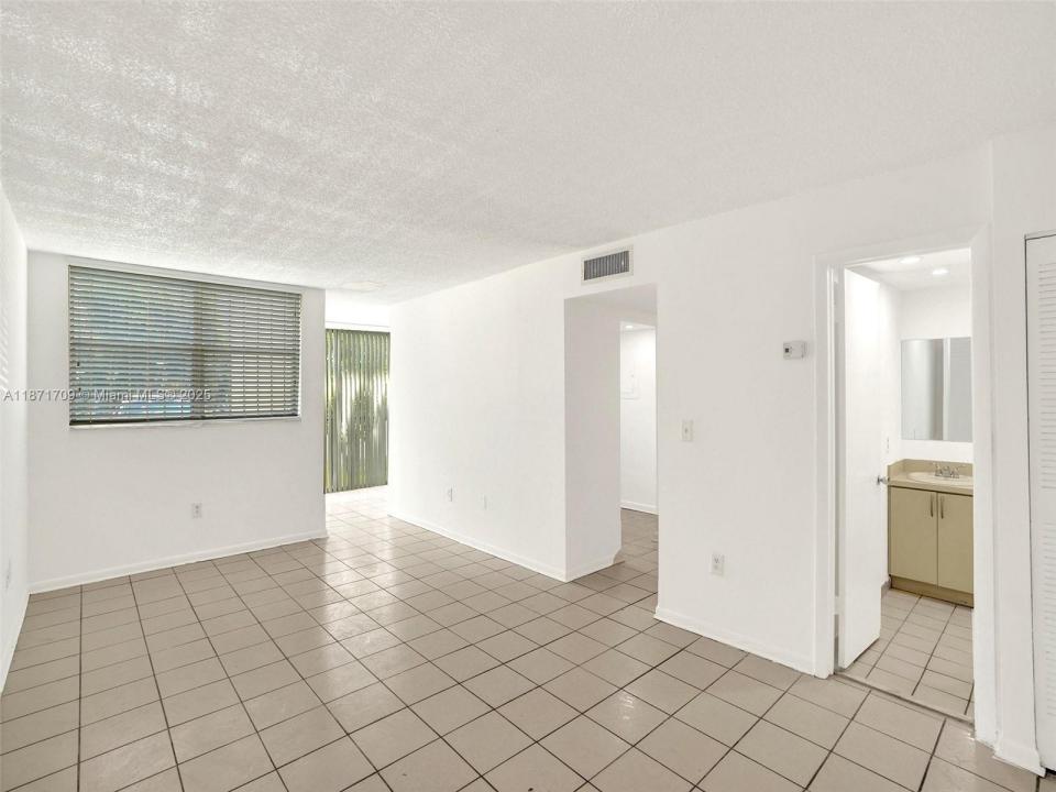 9401 SW 4th St 114, Miami, Floryda 33174, USA