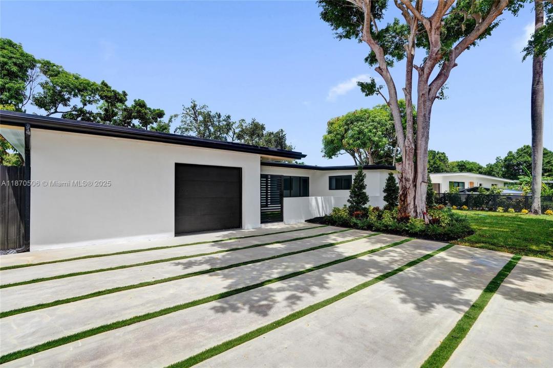 1931 NE 186th Dr, North Miami Beach, Florida 33179, USA