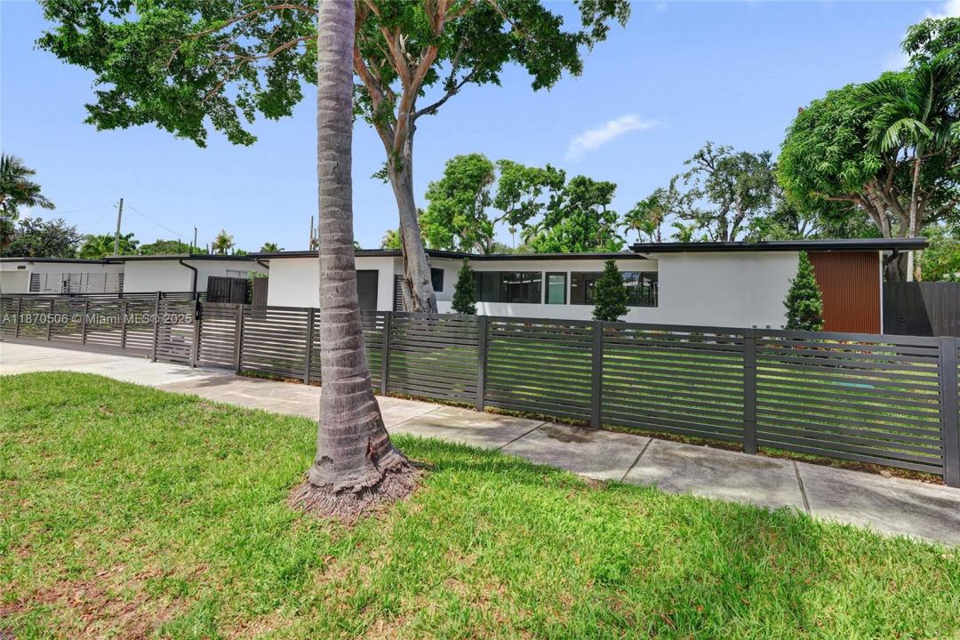 1931 NE 186th Dr, North Miami Beach, Florida 33179, USA