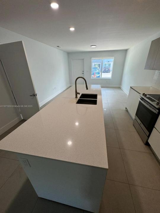 2555 NE 193rd St 2106, Miami, Florida 33180, Estados Unidos