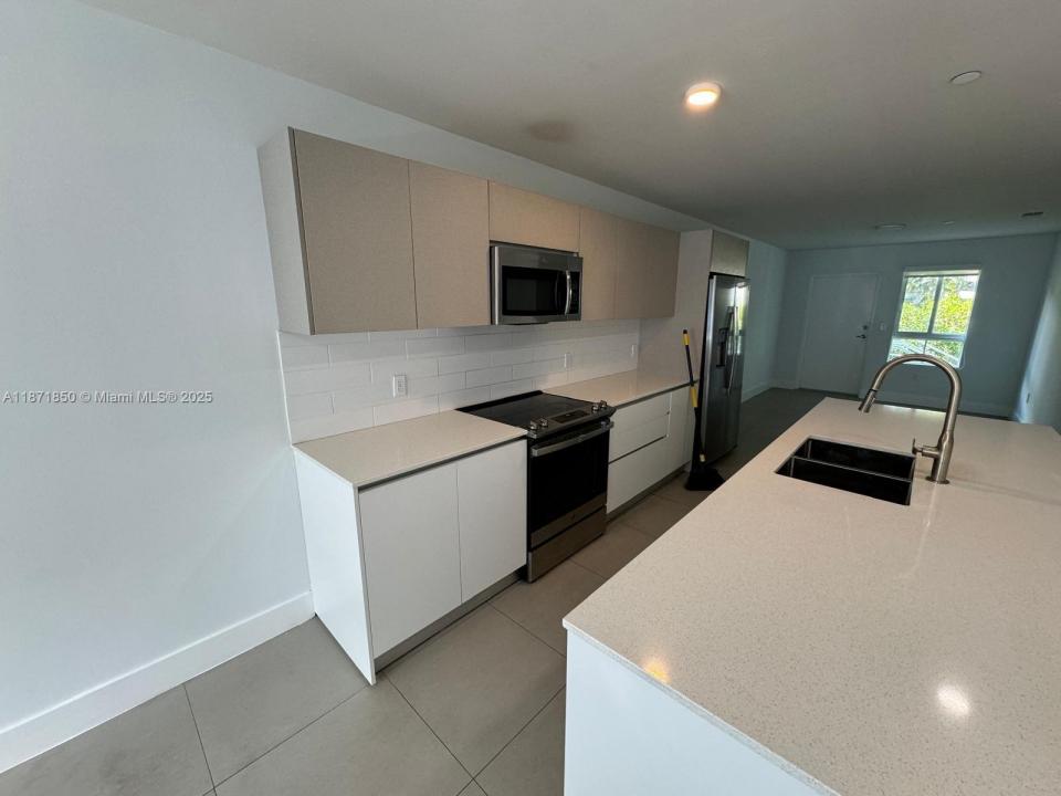 2555 NE 193rd St 2106, Miami, Florida 33180, Estados Unidos