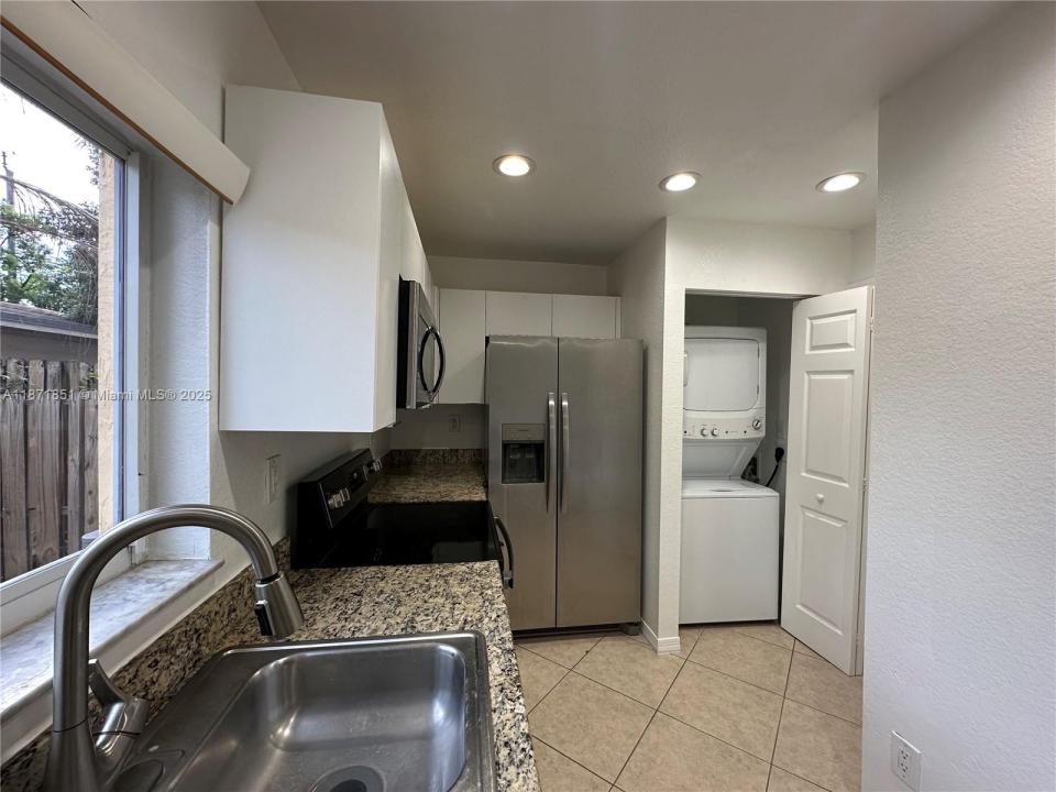 324 NE 3rd St E, Hallandale Beach, フロリダ 33009, アメリカ合衆国