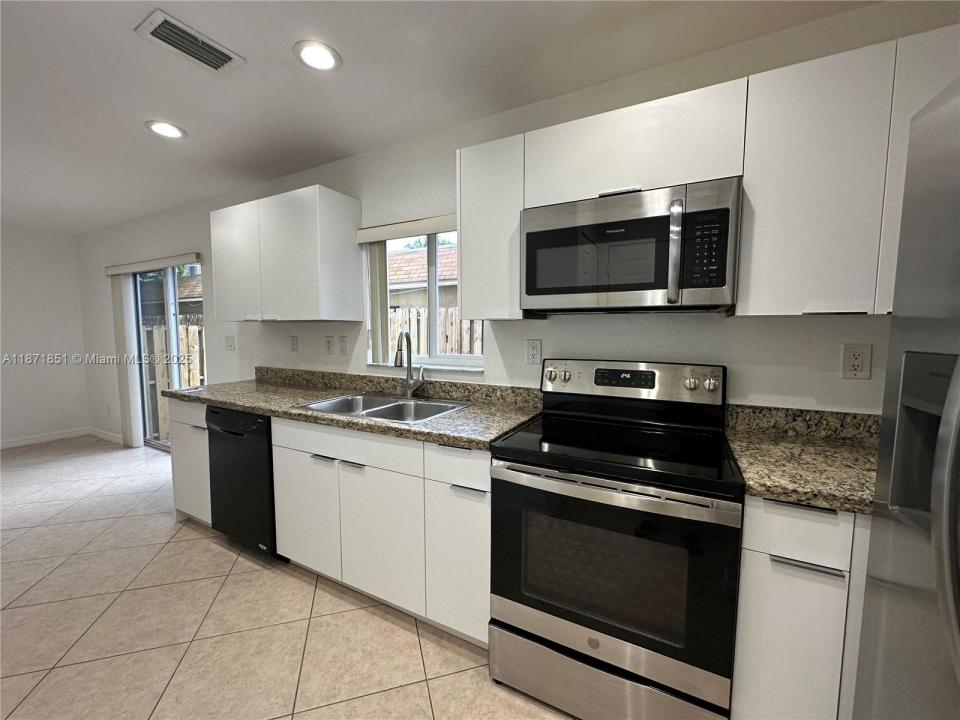 324 NE 3rd St E, Hallandale Beach, フロリダ 33009, アメリカ合衆国