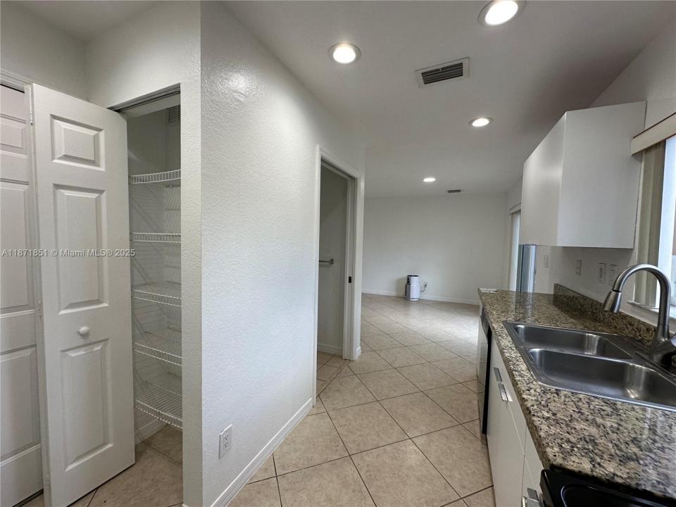 324 NE 3rd St E, Hallandale Beach, フロリダ 33009, アメリカ合衆国