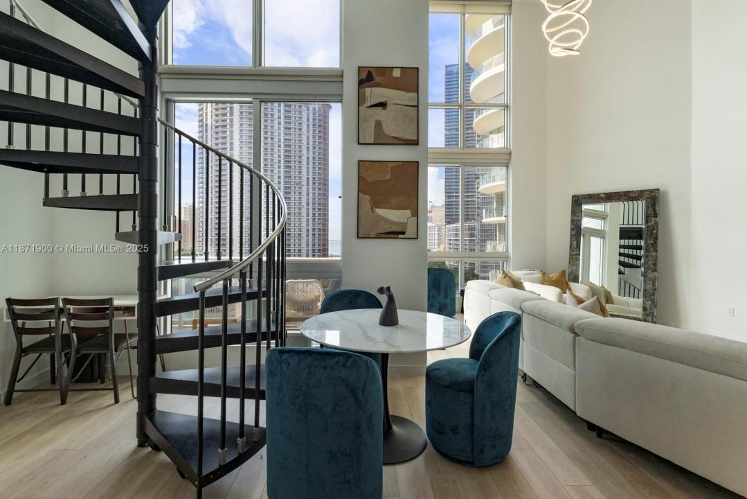 300 S Biscayne Blvd L-1014, Miami, Floryda 33131, USA