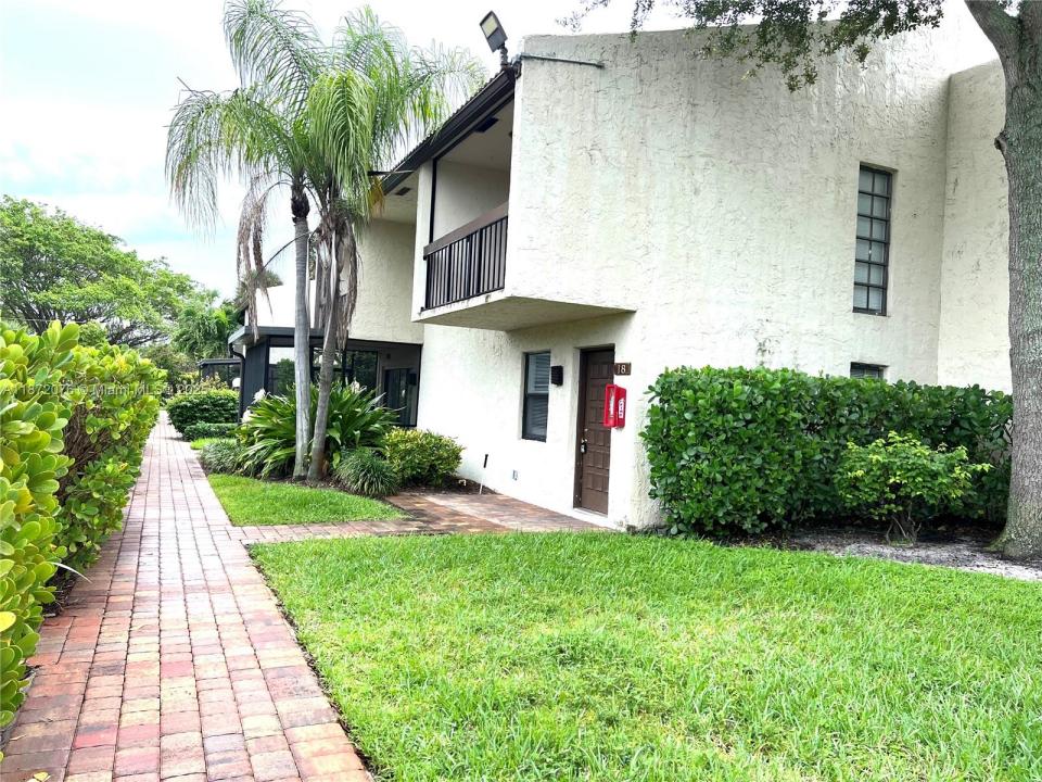 721 SE 1st Way B18, Deerfield Beach, Florida 33441, USA