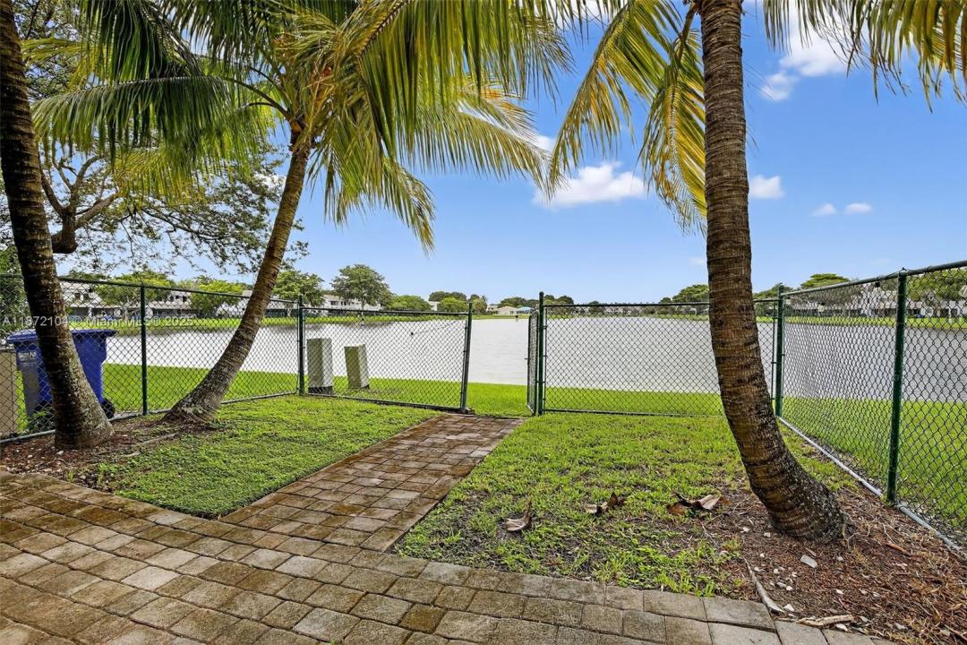 388 NW 103rd Ter 388, Pembroke Pines, Florida 33026