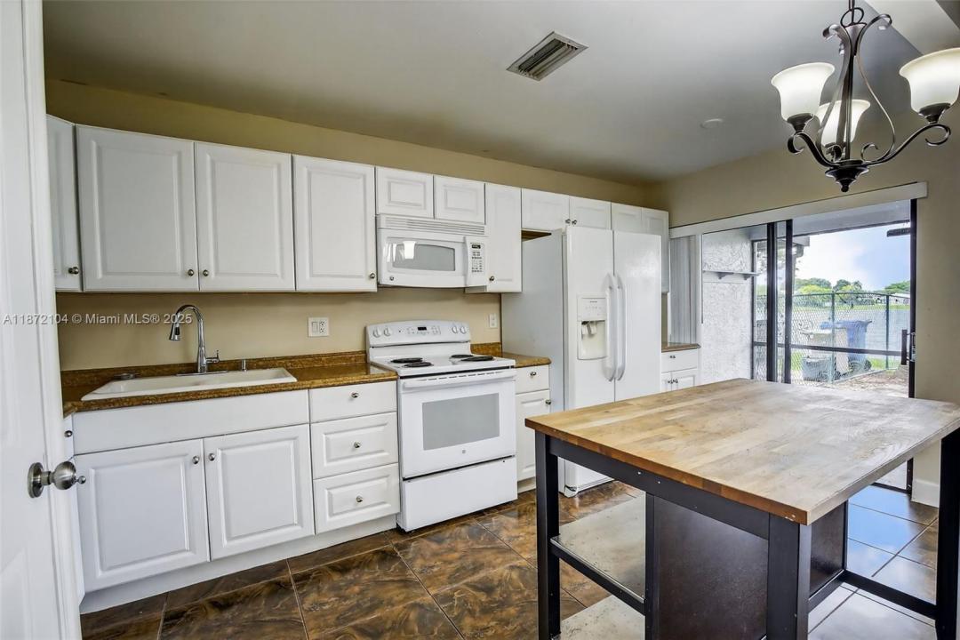 388 NW 103rd Ter 388, Pembroke Pines, Florida 33026