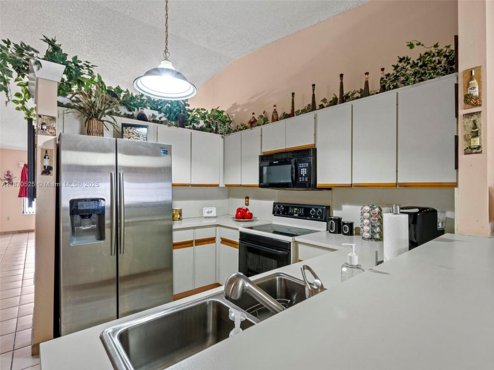 10211 NW 128th Ter, Hialeah Gardens, Флорида 33018, Соединенные Штаты
