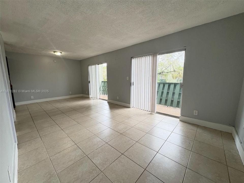 8913 NW 28th Dr 38, Coral Springs, Floryda 33065, USA