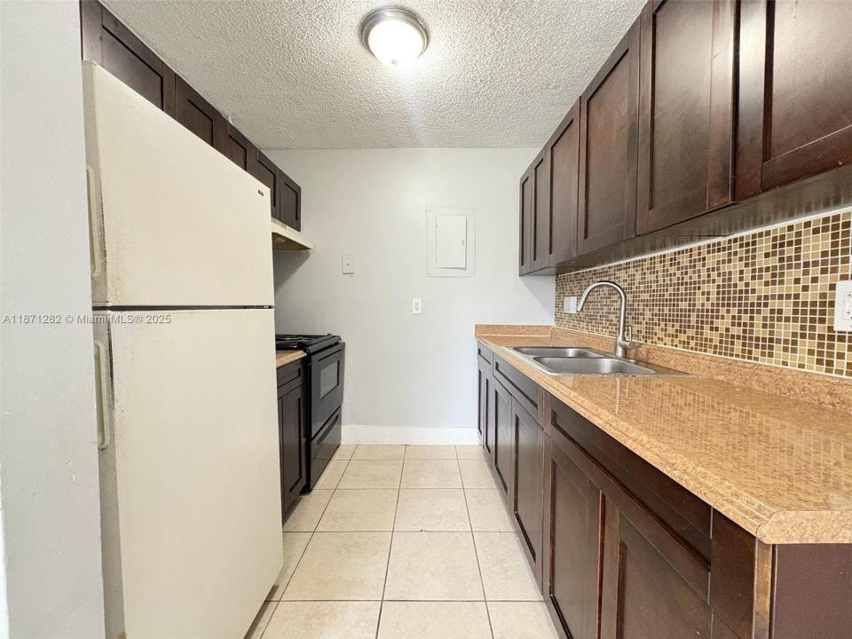 8913 NW 28th Dr 38, Coral Springs, Floryda 33065, USA