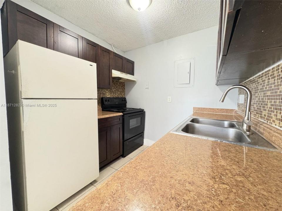 8913 NW 28th Dr 38, Coral Springs, Floryda 33065, USA