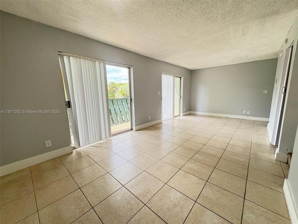 8913 NW 28th Dr 38, Coral Springs, Floryda 33065, USA