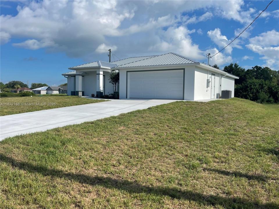 8050 Salem Circle, La Belle, Florida 33935, USA