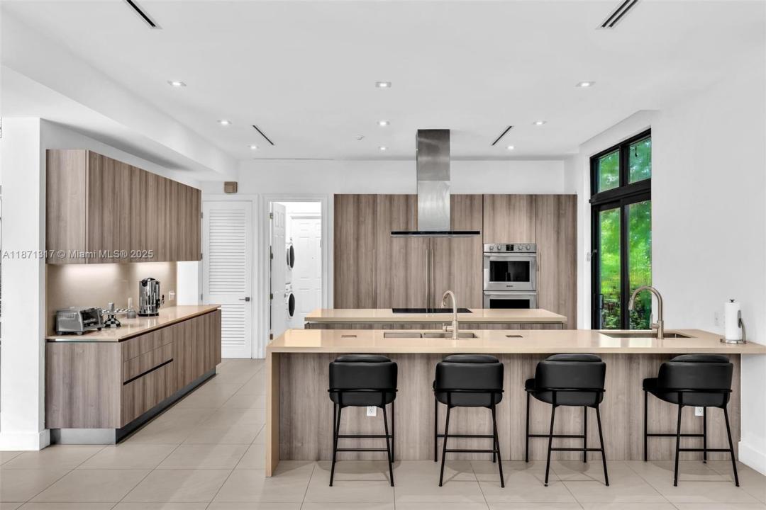 1350 98th St, Bay Harbor Islands, Floryda 33154, USA