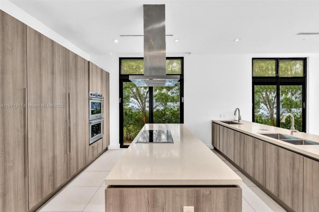 1350 98th St, Bay Harbor Islands, Floryda 33154, USA