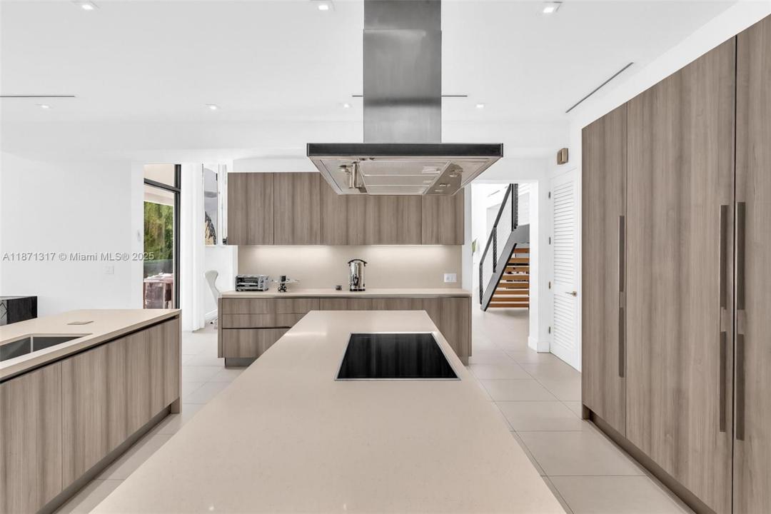 1350 98th St, Bay Harbor Islands, Floryda 33154, USA